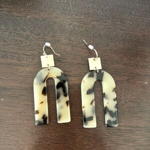 Lightweight brown earrings